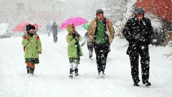 İlçemizdeki Devam Eden Olumsuz Hava Koşulları Nedeniyle Kar Tatili Bir Gün Süreyle Uzatıldı