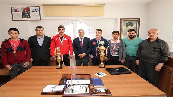 Türkiye Şampiyonu Güreşçiler İlçe Milli Eğitim Müdürü Fevzi İNCE´yi Ziyaret Ettiler