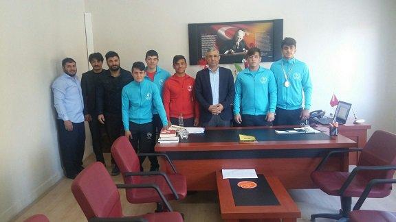 Türkiye Şampiyonasında derece yapan güreşçiler Fevzi İNCE´yi ziyaret etti.
