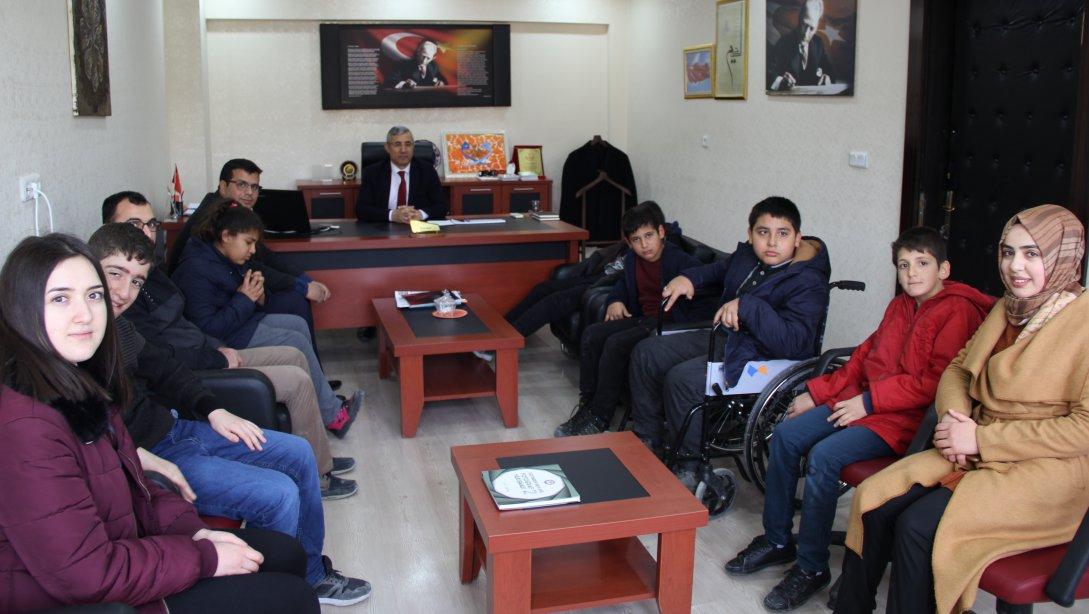3 Aralık Dünya Engelliler Günü´nde Mehmet İzzet Paşa Ortaokulu öğrencilerimiz İlçe Milli Eğitim Müdürümüz Fevzi İNCE'yi makamında ziyaret ettiler.
