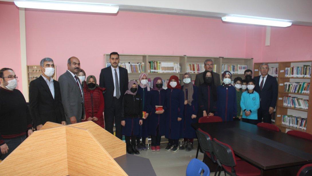 Kütüphanesiz Okul Kalmasın Projesi kapsamında kurulan kütüphanelerin açılışı yapıldı.