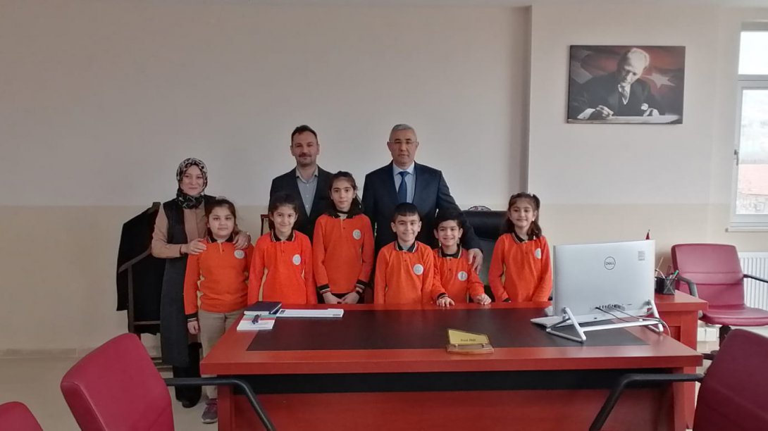 Mehmet Akif Ersoy İlkokulu Müdür,Öğretmen ve  Öğrencilerden oluşan heyet  Milli Eğitim Müdürümüz Fevzi İNCE'yi Ziyaret Ettiler.