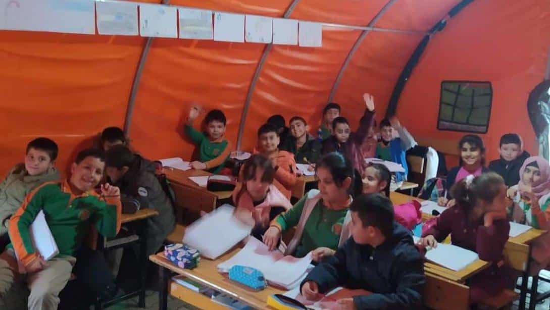 Darende de kurulan çadır sınıflarda eğitim öğretim devam ediyor.